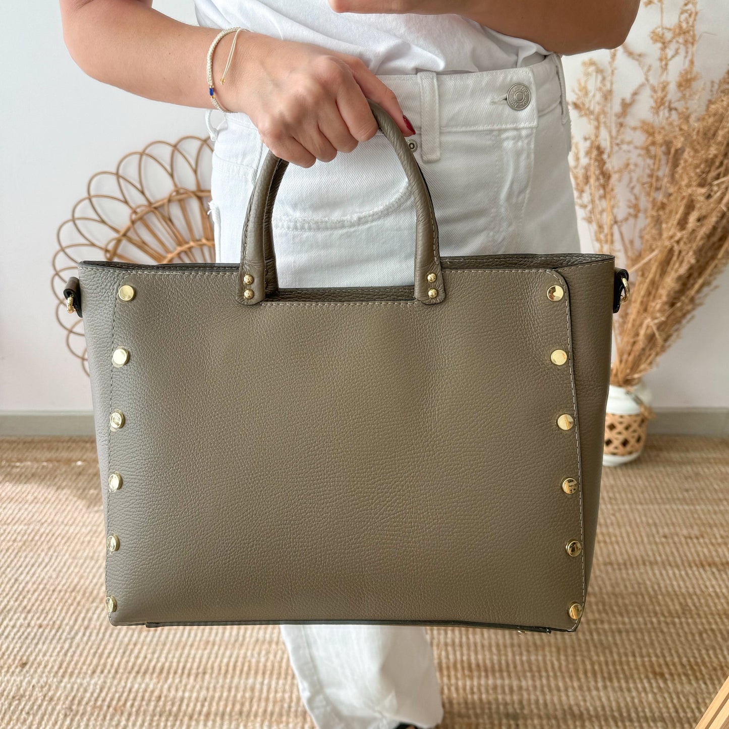 Bolso gris pardo con tachuelas