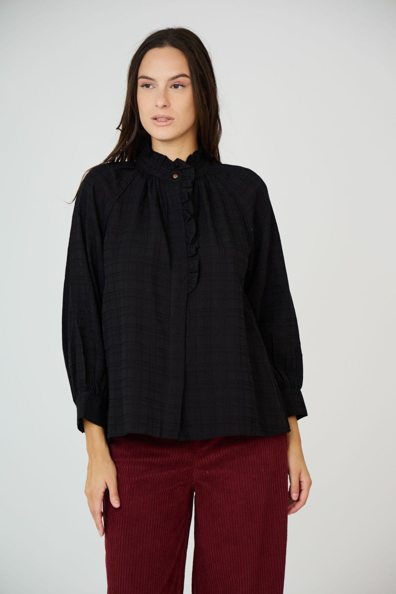 Camisa negra con cuello victoriano