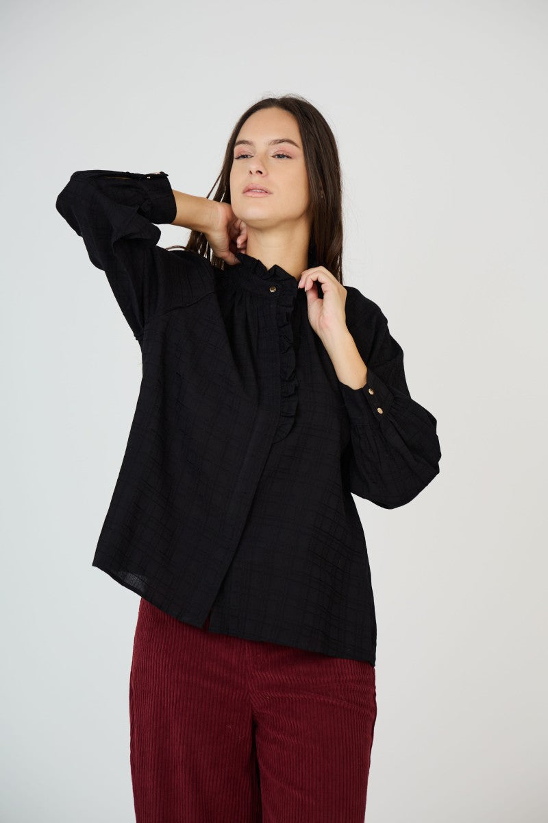 Camisa negra con cuello victoriano