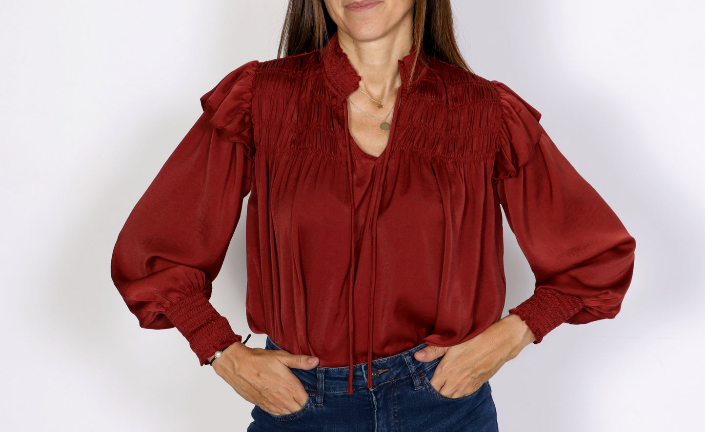 Blusa con volantes burdeos